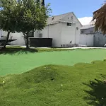 Entire 3 Bedroom Home With Golf Putting & Hot Spa