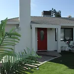 Entire 3 Bedroom Home With Golf Putting & Hot Spa