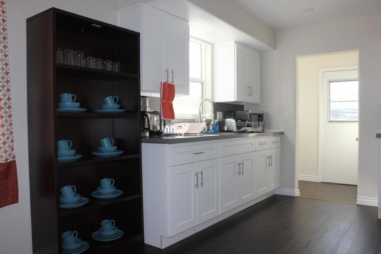Entire 3 Bedroom With Golf Putting & Hot Apartment Los Angeles
